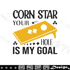Puede incluir: Diseño gráfico con el texto "CORN STAR YOUR HOLE IS MY GOAL" en negro y una ilustración amarilla de un juego de cornhole. El diseño tiene un fondo blanco y es adecuado para ropa o decoración del hogar.