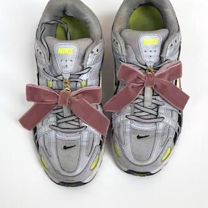 Amuleto de lazo para zapatillas de deporte / Amuleto de terciopelo para bolsos / Lazo para zapatillas de deporte hecho a mano / Clips de lazo de seda para coqueteos / Amuleto para bolsos Y2K
