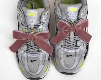 Handgemaakte roze fluwelen strik schoenveter lintdecoratie: Y2K-sneakerbedelaccessoire