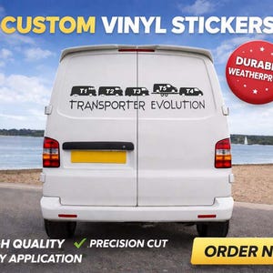 Puede incluir: Una taza de cerámica blanca con un asa negra y el texto "But First, Coffee" en negro, en negrita. La taza está sobre una superficie blanca.