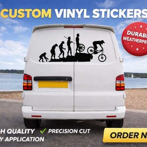Puede incluir: Furgoneta blanca con una pegatina negra que representa la evolución del hombre a ciclista. La pegatina está en la parte trasera de la furgoneta. El texto de la imagen incluye "CUSTOM VINYL STICKERS", "DURABLE WEATHERPROOF", "HIGH QUALITY", "EASY APPLICATION", "PRECISION CUT" y "ORDER NOW".