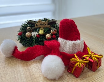 NOUVELLE guirlande d'ornements de guirlande de Noël miniature, décoration de porte suspendue, chapeau tricoté de Noël de maison de poupée et écharpe de Noël et coffrets cadeaux