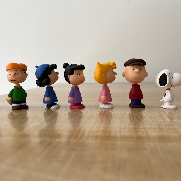 NOUVEAU Ensemble complet Miniature Dollhouse Snoopy Peanuts Waiting School Bus, Sally Brown, Lucy etc (6 Characters & Snoopy) Collection