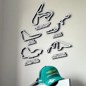 F1 2025 racebaan kunst aan de muur | Formule 1-circuitkaart met circuitnaam | Cadeau Formule 1-racefan | Auto- en autosportdecoratie voor thuis en op kantoor