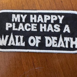 My Happy Place Has a Wall of Death Tygmärke – Punkrock Tygmärke – Stridsväst Tygmärke – Konsertjacka Tygmärke – Mosh Pit Tygmärke