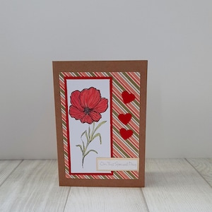Cartão de aniversário com flores vermelhas para a mãe, Cartão floral para aniversário, Cartão para ocasião especial, Cartão de aniversário para a mãe, Cartão de flores, Cartão de felicitações com flores.