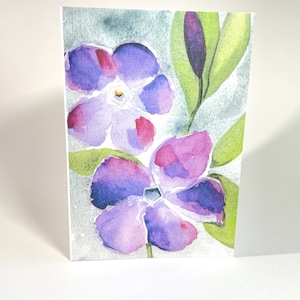 Cartão de saudação em branco de flores silvestres roxas de aquarela de primavera - cartão de presente - cartão de aniversário