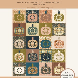 Op de afbeelding: Een patchwork quilt met een pompoenthema, met verschillende patronen in tinten oranje, groen en blauw. De quiltmaten zijn: Baby 104cm x 104cm, Lap 137cm x 137cm, Throw 137cm x 173cm en Twin 183cm x 244cm. De tekst "PUMPKIN GLOW" staat bovenaan.