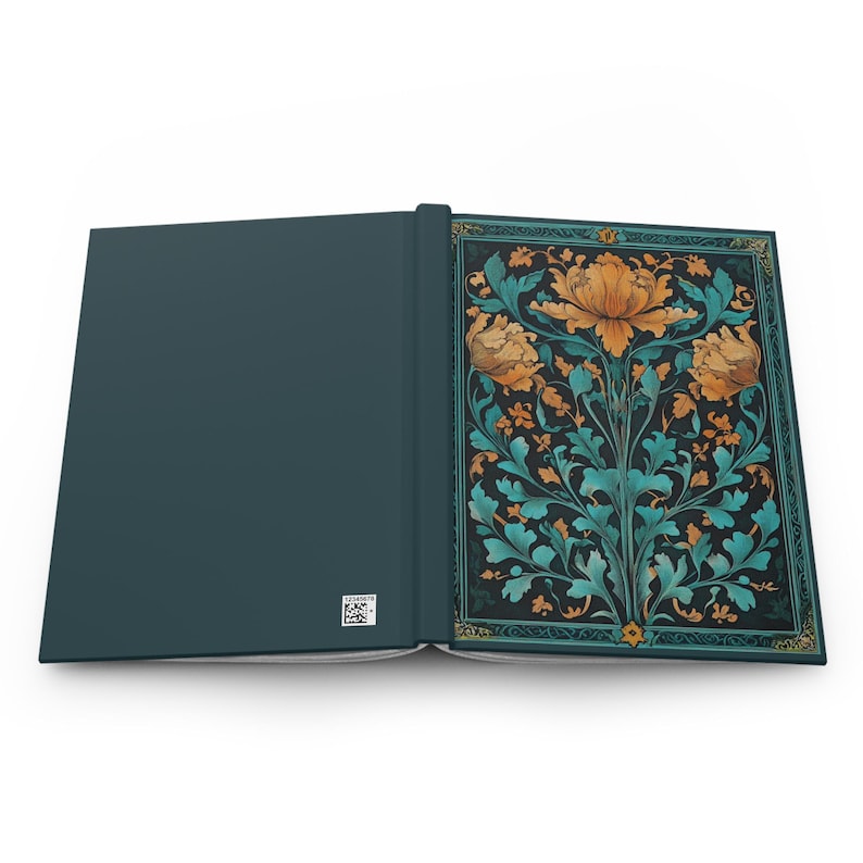 Op de afbeelding: Open notitieboek met een teal cover en een decoratief bloemmotief. De rechterpagina heeft een gedetailleerd patroon van oranje bloemen en teal bladeren tegen een donkere achtergrond. Het notitieboek is open en toont de lege pagina's.