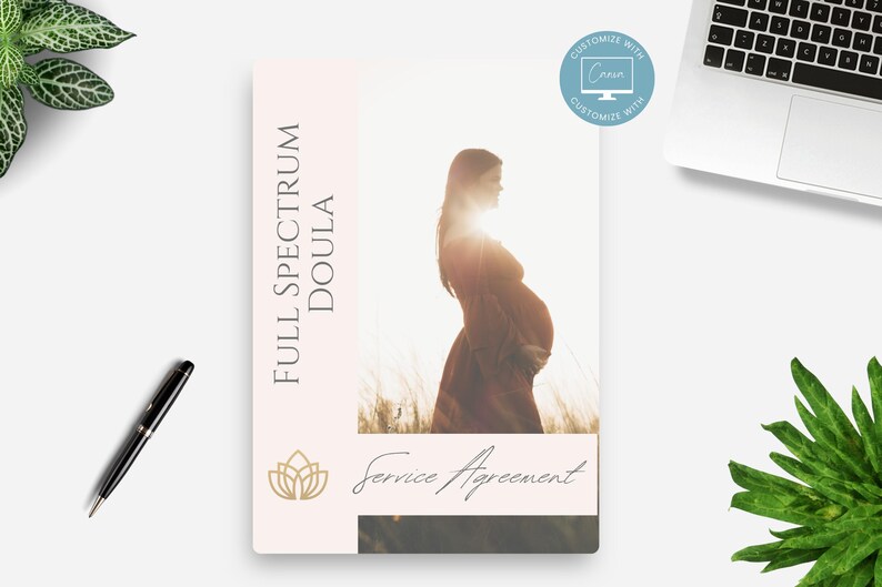 Op de afbeelding: Een roze en wit document met de tekst "Full Spectrum Doula" en "Service Agreement". Het document bevat een foto van een zwangere vrouw die in een veld staat met de zon die achter haar schijnt.
