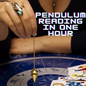 Puede incluir: Un péndulo dorado suspendido sobre una mesa azul con un diseño de carta estelar y cartas del tarot. El texto "PENDULUM READING IN ONE HOUR" se muestra en una fuente colorida. También se muestra el sitio web "clairvoyantreadings".