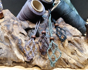 Collana Porta Pietra Intercambiabile in Macramè, Stile Celtico Medievale, Fatto a Mano, Gabbietta Vuota, Pietra Non Inclusa, Unisex.