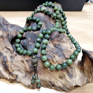 Jade Mala, 108 Natursteine 8 mm, Stein für emotionales Gleichgewicht, Japa Mala, Halskette für Damen und Herren, Meditationsschmuck, handgefertigt.