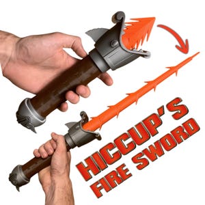 Può includere: Una spada giocattolo marrone e grigia con una lama arancione retrattile dal bordo seghettato. Il testo HICCUP'S FIRE SWORD è stampato in lettere rosse e arancioni. La lama si estrae da un'elsa grigia dal design meccanico con manico marrone.