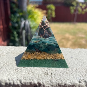 Bloodstone Crystal Resin Pyramid – Copper-Wrapped Stone, Handmade Energy Pyramid, Grounding & Vitality Decor
