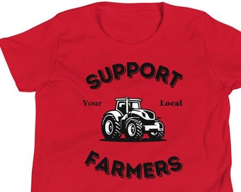 Puede incluir: Una camiseta roja con la frase "SUPPORT YOUR LOCAL FARMERS" en negro, con un gráfico de tractor en blanco y negro. La camiseta está hecha de un material suave.
