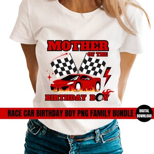 以下が含まれることがあります： 赤いレーシングカーのデザイン、チェッカーフラッグ、そして「MOTHER OF THE BIRTHDAY BOY」の文字がプリントされた白いTシャツ。デザインには炎、稲妻、そして「RACE CAR BIRTHDAY BOY PNG FAMILY BUNDLE」の文字が含まれています。