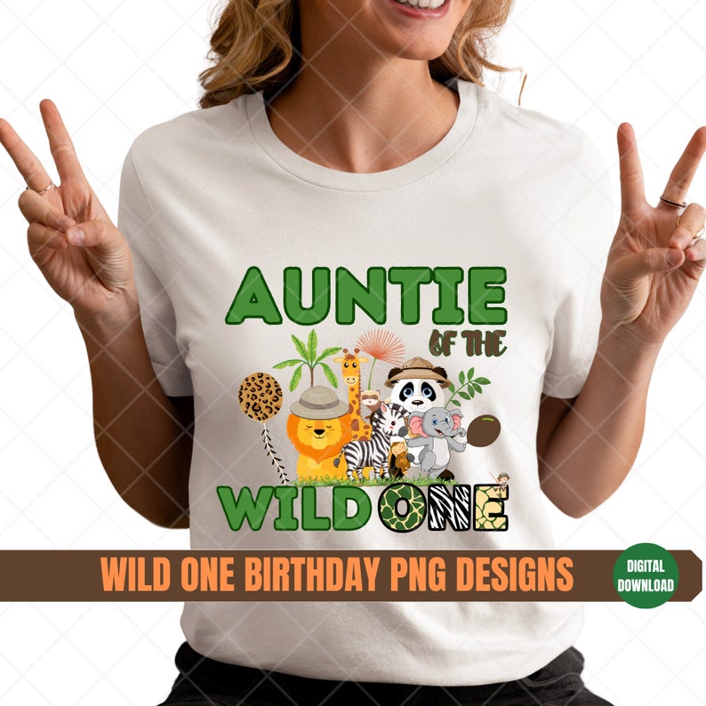 K&ouml;nnte beinhalten: Wei&szlig;es T-Shirt mit dem Text "Auntie of the Wild One" in gr&uuml;nen Buchstaben. Das Design zeigt einen L&ouml;wen, ein Zebra, einen Panda und andere Dschungeltiere.