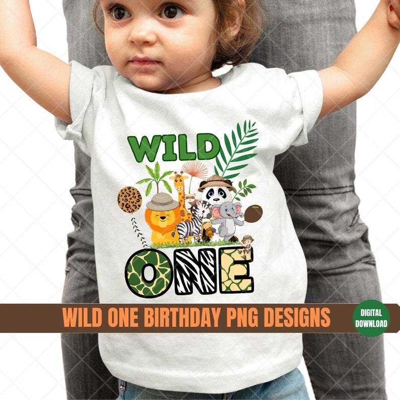 K&ouml;nnte beinhalten: Ein wei&szlig;es T-Shirt mit einem gr&uuml;nen, schwarzen und gelben Dschungeltier-Design. Das Shirt sagt "WILD ONE" mit einem gr&uuml;nen, schwarzen und gelben Dschungeltier-Design.