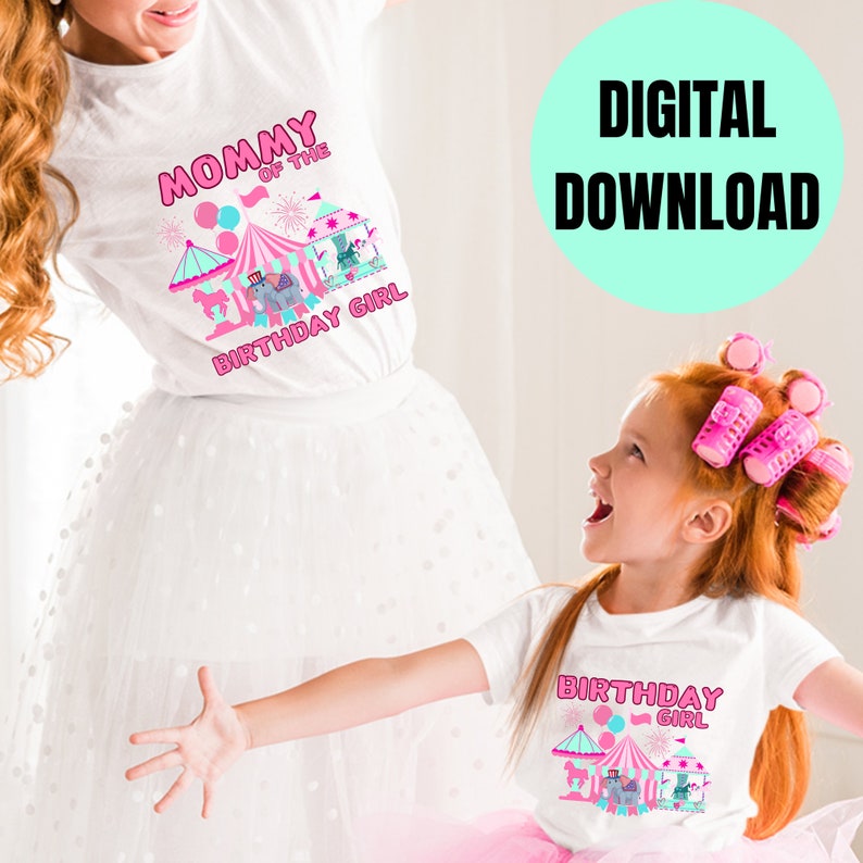 Op de afbeelding: Mommy of the Birthday Girl en Birthday Girl T-shirts met een roze en blauwe circus thema. De shirts hebben een witte achtergrond met een roze en blauwe circustent, een draaimolen en een roze olifant.
