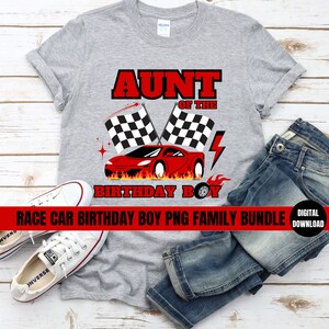 以下が含まれることがあります： レーシングカーのデザインが施されたグレーのTシャツ。「AUNT OF THE BIRTHDAY BOY」の文字が赤と黒で、赤いレーシングカー、チェッカーフラッグ、稲妻が描かれています。「RACE CAR BIRTHDAY BOY PNG FAMILY BUNDLE」の文字も含まれています。