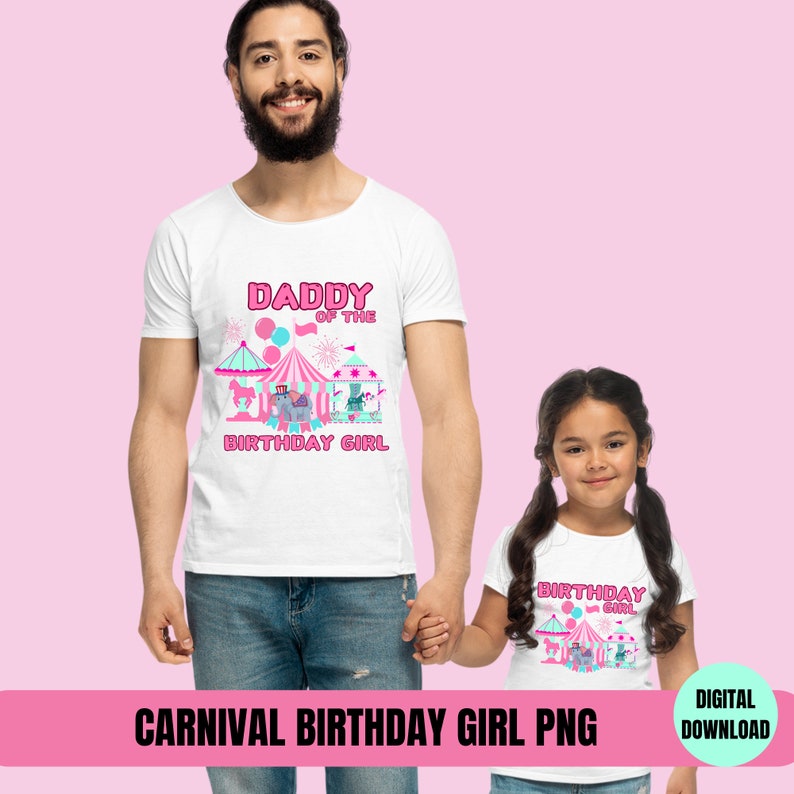 Op de afbeelding: Een wit T-shirt met de tekst "Daddy of the Birthday Girl" en een roze carnavalssc&egrave;ne. Een kleiner wit T-shirt met de tekst "Birthday Girl" en een roze carnavalssc&egrave;ne.
