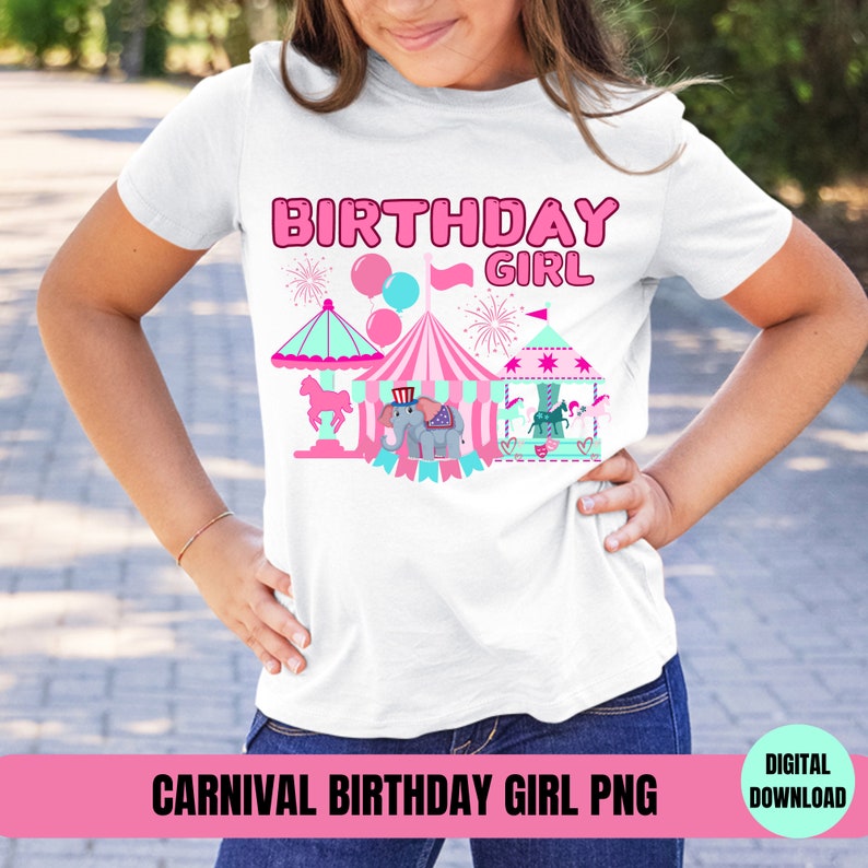 Op de afbeelding: Een wit T-shirt met de roze tekst "Birthday Girl" en een carnavalsthema met een roze en blauwe tent, een draaimolen en vuurwerk.