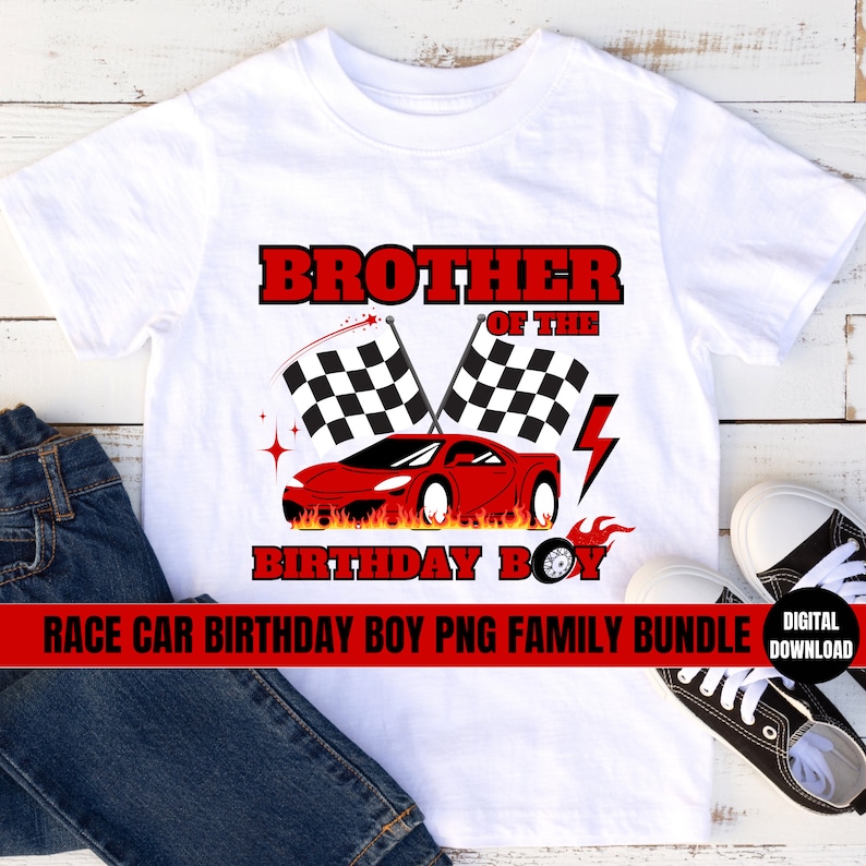 以下が含まれることがあります： 赤いレーシングカーのデザイン、チェッカーフラッグ、そして「Brother of the Birthday Boy」の文字がプリントされた白いTシャツ。デザインには炎と稲妻が含まれています。「Race Car Birthday Boy PNG Family Bundle」の文字も表示されています。
