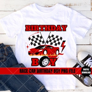 以下が含まれることがあります： 赤いレーシングカーのグラフィックと赤い「Birthday Boy」の文字が書かれた白いTシャツ。車は市松模様の旗と炎が描かれている。「Race Car Birthday Boy PNG File」という文字がシャツの下部に書かれている