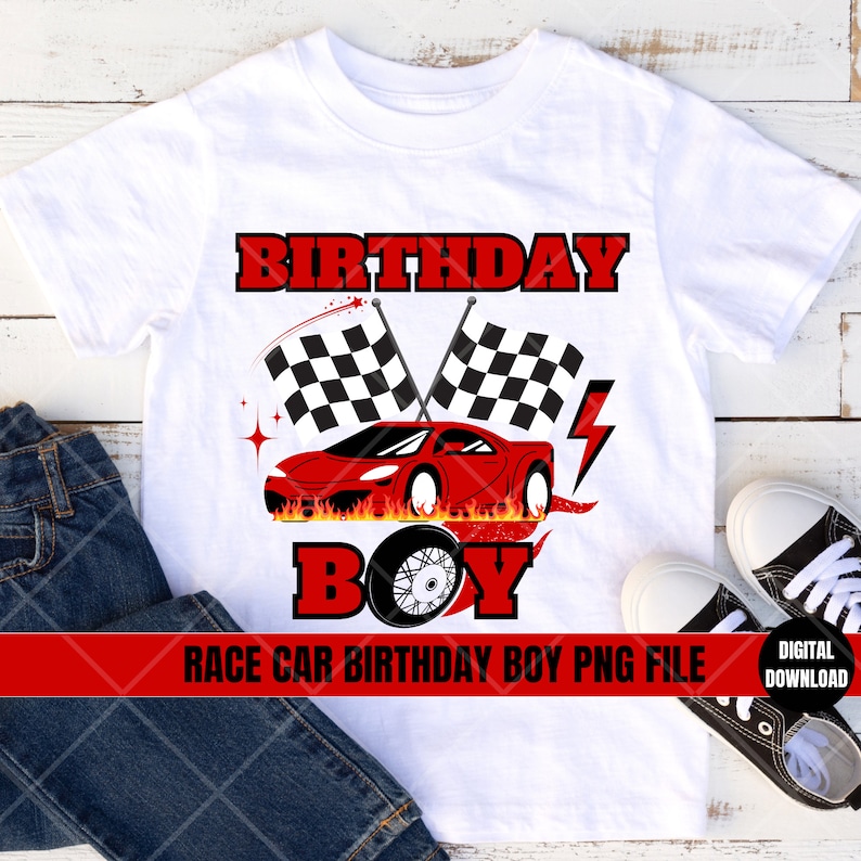 以下が含まれることがあります： 赤いレーシングカーのグラフィックと赤い「Birthday Boy」の文字が書かれた白いTシャツ。車は市松模様の旗と炎が描かれている。「Race Car Birthday Boy PNG File」という文字がシャツの下部に書かれている