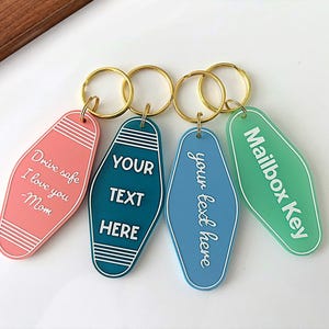 Llavero con texto o logotipo personalizado, llavero retro de motel, llaves personalizadas al por mayor, regalo divertido de hotel, llavero retro vintage, nombre para fiesta de cumpleaños