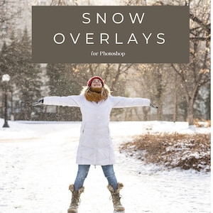 Op de afbeelding: Een vrouw in een witte jas, rode muts en bruine sjaal staat in een besneeuwd park met haar armen gespreid. De tekst "SNOW OVERLAYS for Photoshop" wordt weergegeven op een bruine rechthoek bovenaan de afbeelding.