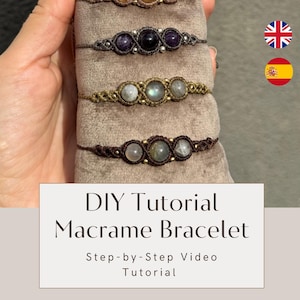 Op de afbeelding: Macrame armbanden met verschillende edelsteen kralen, waaronder citrien, amethist en labradoriet. De armbanden worden gepresenteerd op een zacht, neutraal oppervlak. De afbeelding bevat de tekst "DIY Tutorial Macrame Bracelet".