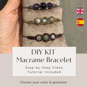 Könnte beinhalten: DIY-Kit für ein Makramee-Armband mit Schritt-für-Schritt-Video-Tutorial. Das Bild zeigt mehrere handgefertigte Armbänder mit verschiedenen Edelsteinperlen. Der Text auf dem Bild lautet: "Wähle deine Farbe & deinen Edelstein".