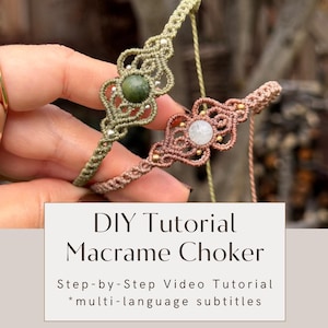 以下が含まれることがあります： 2つのマクラメチョーカー。1つはオリーブグリーンで緑色の石、もう1つはピンク色で白い石。画像には「DIY Tutorial Macrame Choker」と「Step-by-Step Video Tutorial *multi-language subtitles」というテキストが含まれています。
