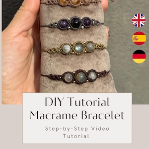 Puede incluir: Un juego de tres tazas de cerámica con un esmalte moteado de color crema. Cada taza presenta un diseño floral pintado a mano en tonos azules, verdes y amarillos. Las tazas tienen una forma simple y redondeada y un asa cómoda.