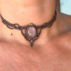 Rose Quartz Choker – Boho Macrame Necklace – Handmade Crystal Jewelry – Adjustable Gemstone Choker – Spiritual Gift for Her – Heart Chakra