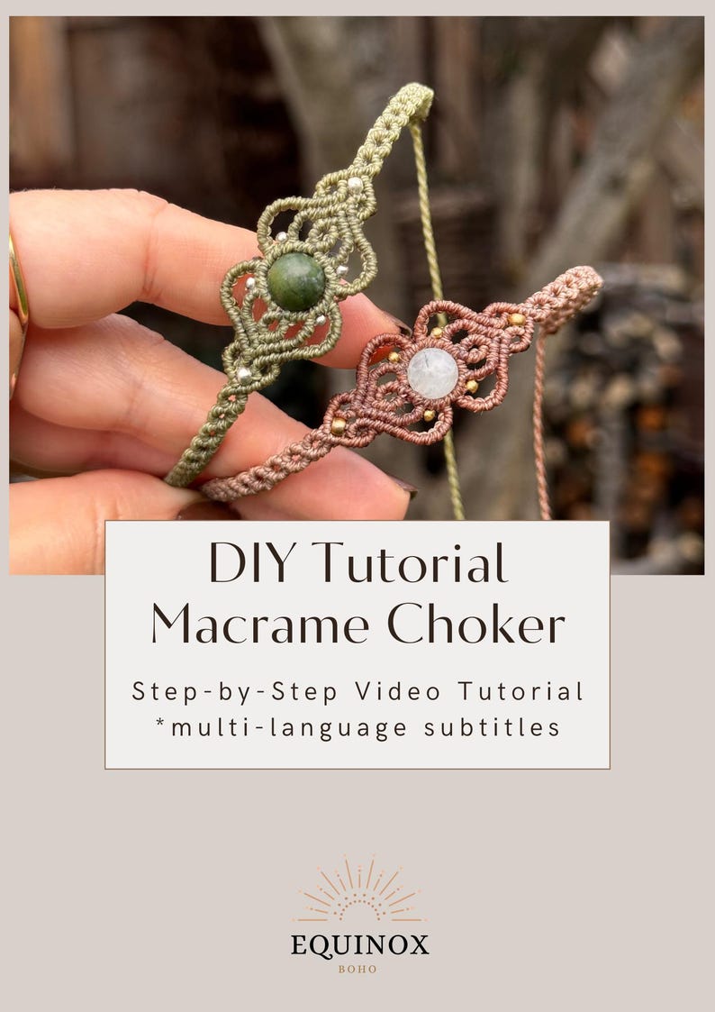 Puede incluir: Dos gargantillas de macram&eacute;, una verde oliva con una piedra verde y otra color rosa con una piedra blanca. La imagen incluye el texto "DIY Tutorial Macrame Choker" y "Step-by-Step Video Tutorial *multi-language subtitles."