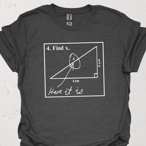 Könnte beinhalten: Dunkelgraues T-Shirt mit einer weißen Grafik eines rechtwinkligen Dreiecks und dem Text "4. Find x." mit den Maßen 3 cm und 4 cm. Der Text "Here it is" ist ebenfalls enthalten.