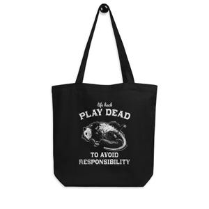 Bio-Stoffbeutel mit einem witzigen Opossum Design und der Aufschrift: Life Hack Play Dead to Avoid Responsibility.