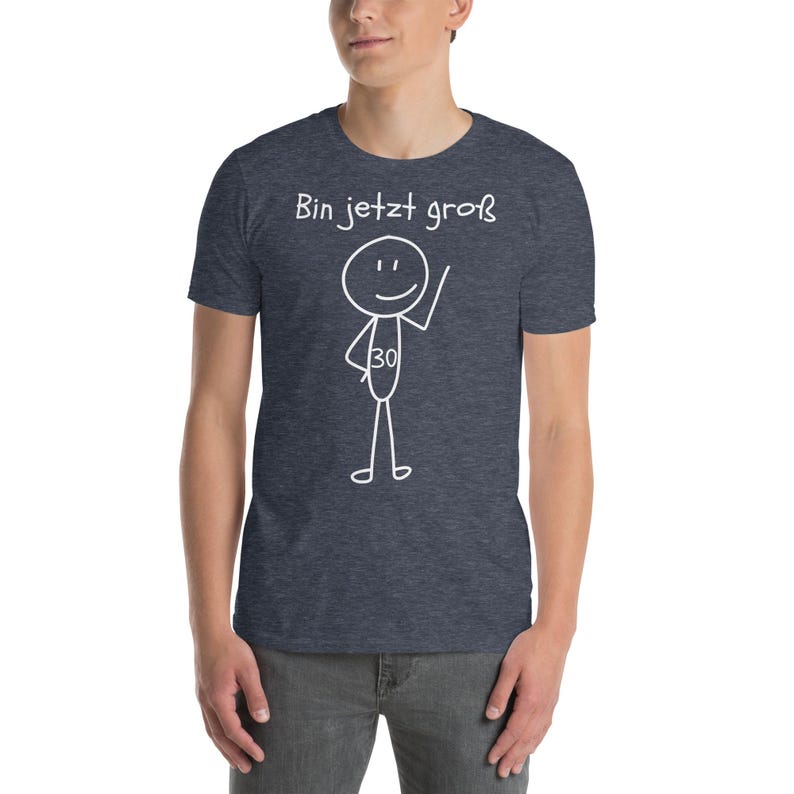 May include: A navy blue t-shirt with the text "Bin jetzt gro&szlig;" and a stick figure with the number 30. The stick figure is waving. The shirt is made of a soft material.