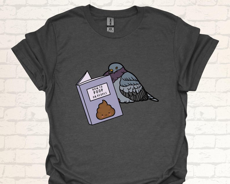 Unisex T-Shirt mit einer Taube die ein Buch liest auf dessen Einband How to poop on people steht.