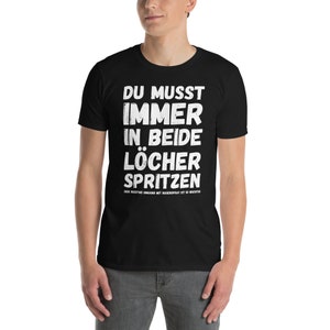 Schwarzes Unisex T-Shirt mit der Aufschrift: Du musst immer in beide Löcher spritzen - Der richtige Umgang mit Nasenspray ist so wichtig.