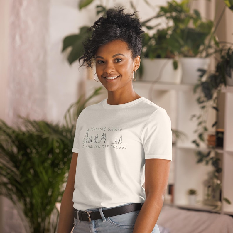 Unisex T-Shirt mit einem minimalistischen Design mit Bäumen und der Aufschrift: Ich mag Bäume die halten die Fresse.