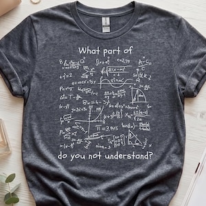 Könnte beinhalten: Ein dunkelgrau meliertes Kurzarm-T-Shirt mit weiß aufgedruckten mathematischen Gleichungen und Formeln. Der Text oben lautet "What part of" und der Text unten lautet "do you not understand?" in einer einfachen weißen Schriftart.
