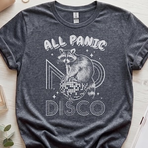 Retro Waschbär Disco T-Shirt | All Panic No Disco | Lustiges Vintage Grafik Design Shirt | Witzige Geschenke für Freunde und Party-Muffel