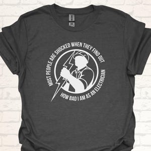 Grappig T-shirt voor elektriciens | De meeste mensen zijn geschokt | Humoristisch T-shirt voor vaklieden | Sarcastisch cadeau voor elektrotechnici