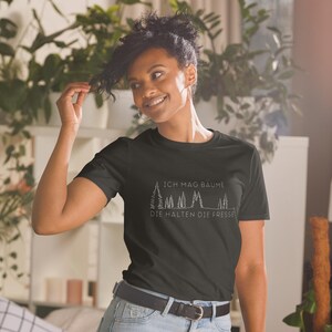 Unisex T-Shirt mit einem minimalistischen Design mit Bäumen und der Aufschrift: Ich mag Bäume die halten die Fresse.