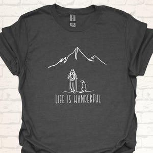 Camiseta para atividades ao ar livre "A vida é maravilhosa" | Camiseta para amantes de trilhas e cachorros | Design unissex para quem ama viajar | Presente para amantes da natureza e entusiastas de atividades ao ar livre