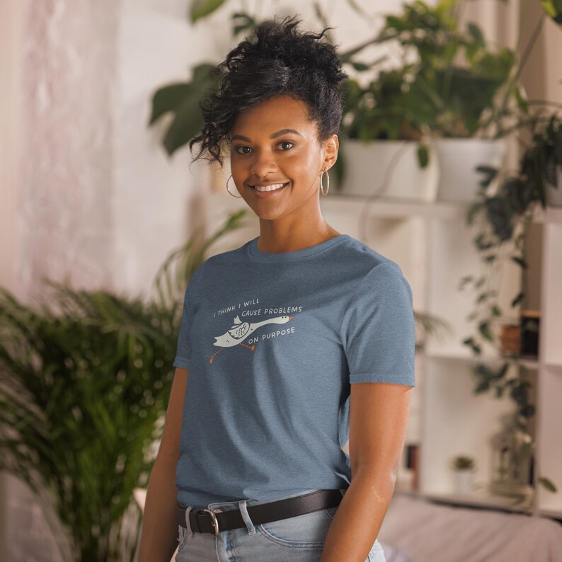 Unisex T-Shirt mit einer lustigen Gans und der Aufschrift: I think I will cause problems on purpose.